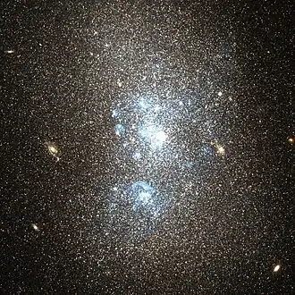 NGC 5238-1 en NGC 5238-2 (onder)