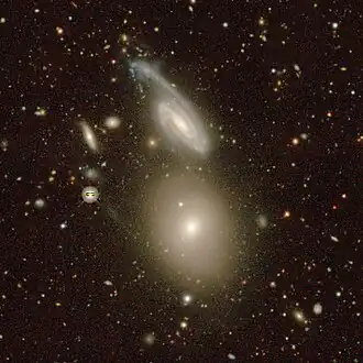 NGC 544 (onder) en NGC 546