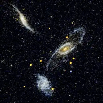 Opname van NGC 5560 (boven), NGC 5566 (midden) en NGC 5569 (onder)
