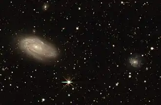 NGC 7205A (rechts) en NGC 7205
