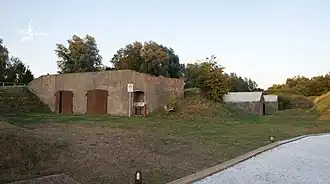 Zicht langs de opstelplaatsen met munitiemagazijnen