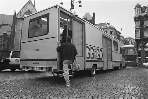 Nieuwe methadonbus in Amsterdam in gebruik genomen. Buitenaanzicht van de nieuwe bus (1989)