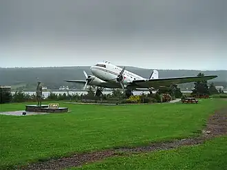 Het vliegtuig Spirit of Harbour Grace en een standbeeld ter ere van Amelia Earhart