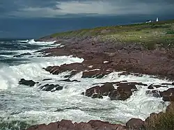 Zicht op de ruwe wateren voor Cape Spear