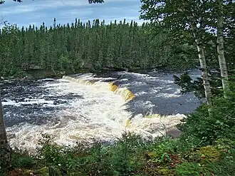 De grote watervallen (Big Falls) van Sir Richard Squires Memorial Provincial Park
