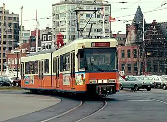 Motorwagen 6008 in dienst op de kustlijn aan het station van Oostende (1985)