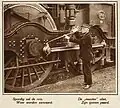 De machinist die de drijfstang van de NS 1765 smeert, Op Utrecht CS. (1929)