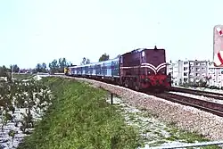 Loc 2287 met een 'Klompentrein' bestaande uit Plan E-rijtuigen en twee locs serie 2200, te Groningen Noord; 1976