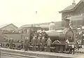 Stoomlocomotief uit de serie 3200 te Doetinchem, met stationspersoneel (Tussen 1910 - 1920)