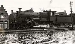 Een NS 3500-serie locomotief tijdens een overstroming in 1926