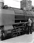 NS 4000 het smeren van het loopwerk. (Tussen 1946 en 1947)