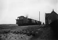 Een locomotief uit de serie Ns 7100 met een trein op station Metslawier (1920-1940).
