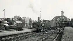 Stoomlocomotief NS 7106 met een trein langs het perron van het N.S.-station Amsterdam Haarlemmermeer (tussen 1925 en 1935).
