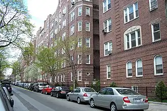 Een typisch huizenblok in Jackson Heights