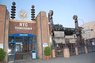 NYC Transformer (rechts) met de ingang (links)