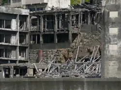 Ingestorte gebouwen (bioscoop, bedrijfsgebouwen en tempel)