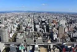 Zicht op Nagoya met een verhoogde stadssnelweg