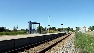 De huidige halte, rechts is het oude station te zien