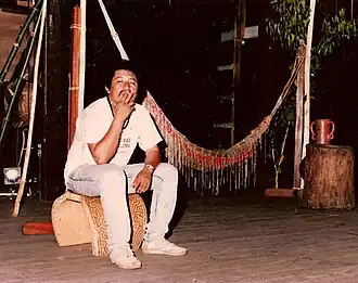 Nardo Aluman neemt een pauze tijdens een toneelopvoering