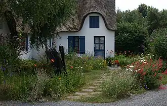 Huis op het Île de Fédrun met de kenmerkende architectuur van de Brière