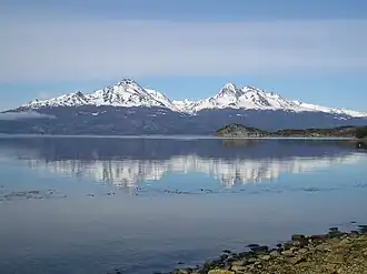 Uitzicht over het Beaglekanaal naar Hoste-eiland vanaf Isla Grande de Tierra del Fuego