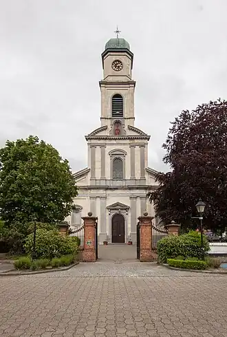 Kerk en toegang tot het kerkhof
