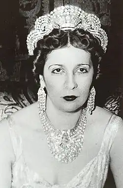 Halo-tiara, die als een stralenkrans om het hoofd ligt (koningin Nazli van Egypte)