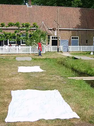 Wasserij-blekerij in 2007 met op de voorgrond een bleekveld