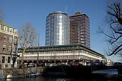Het gebouw van De Nederlandsche Bank in 2018 met de ronde uitbreiding van Jelle Abma nog aanwezig (gedemonteerd in 2021)