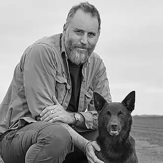 Nelson Woss en de hond Phoenix als Red Dog.