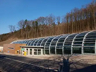 De glazen kap boven de uitgraving