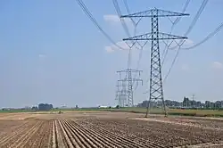 Donaumast met achteraf toegevoegde V-ophanging, omdat het traject sinds 2010 een kleine hoek maakt.