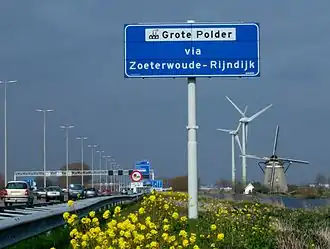 De molen "Zelden van Passe" langs de A4, met twee windturbines
