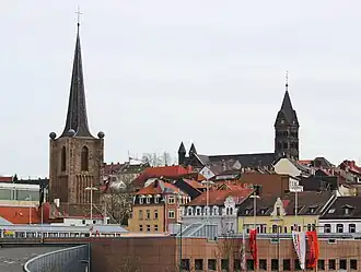 Gezicht op Neunkirchen. Links de evang.-lutherse, rechts de R.K. kerk.