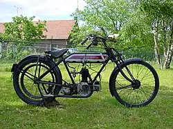 Deze 300 cc New Imperial Light Tourist uit 1920 heeft geen aanfietsketting, geen startmotor en geen kickstarter, en moest dus worden aangelopen.