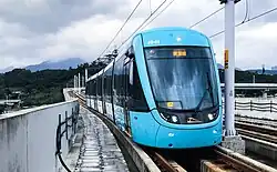 Tram op een deel van de verhoogde baan