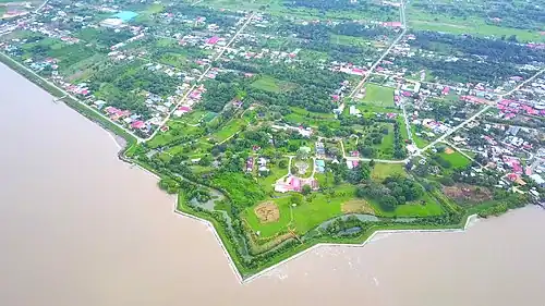 Het duidelijk ster-vormige fort vanuit de lucht bezien