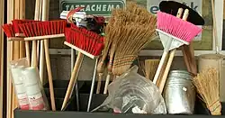 Verschillende soorten nieuwe bezems