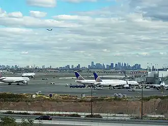 Voorgrond: Terminal C, Achtergrond: Skylines van Manhattan en Jersey City