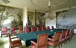 De vergaderzaal met grote muurschilderingen