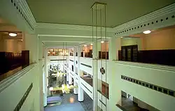 De grote lichthal, die dwars door het hele gebouw loopt