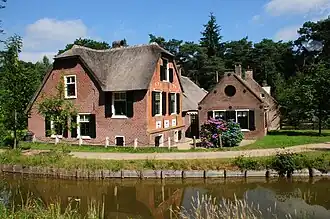 De krukhuisboerderij met de zomerwoning in het openluchtmuseum in 2015