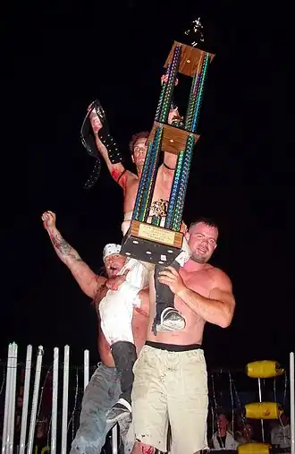 Mondo op de schouders van John Zandig en DJ Hyde