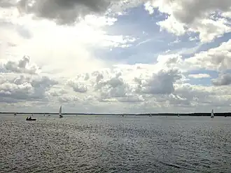 Bootjes op het Niegocinmeer gezien vanaf Giżycko