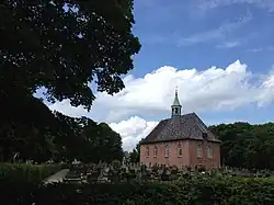 Kerk over het kerkhof gezien