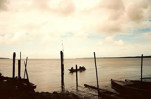 De samenvloeiing van de rivieren Suriname en Commewijne bij Nieuw-Amsterdam.