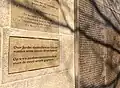 Het in maart 2018 geplaatste bordje op het monument