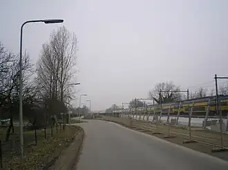 Nieuwe Houtenseweg met rechts de spoorlijn Utrecht - Boxtel