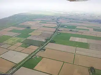 Zicht op de Nieuwe Bildtdijk met links daarvan De Ooster Bildtpollen, rechts Het Nieuw Bildt