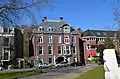 Pand, in 1907 gebouwd als woonhuis voor de F.G. Waller, directeur van de Gistfabriek, door de aannemer N. Rodenburg naar een ontwerp van Joseph Cuypers en Jan Stuyt in een traditionalistische .
